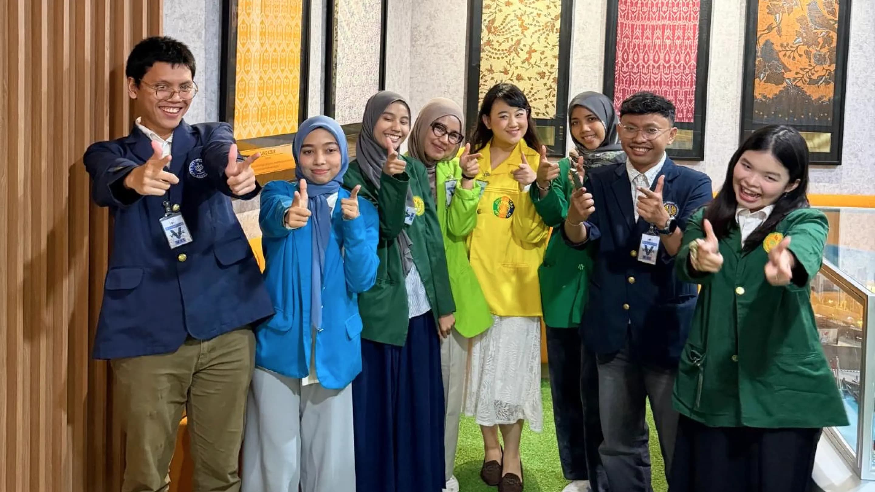 Tim Kinfluencer kompak di galeri batik Kinsure