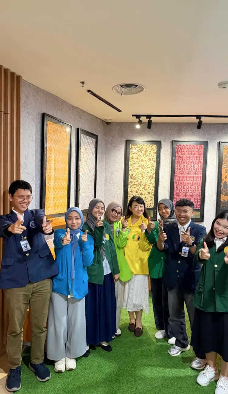 Tim Kinfluencer kompak di galeri batik Kinsure